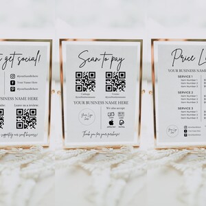 Puede incluir: Tres carteles blancos con texto negro y c&oacute;digos QR. El primer cartel dice "Let's get social!" e incluye iconos y nombres de redes sociales. El segundo cartel dice "Scan to pay" e incluye dos c&oacute;digos QR. El tercer cartel dice "Price List" e incluye una lista de servicios y precios.