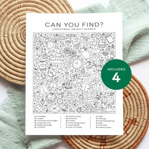 Puede incluir: Una hoja de actividad de búsqueda de objetos navideños imprimible en blanco y negro con una lista de 18 artículos para encontrar. La hoja incluye una variedad de ilustraciones con temática navideña, incluyendo un árbol de Navidad, regalos, un muñeco de nieve, una media y un reno. El texto "CAN YOU FIND?" y "CHRISTMAS OBJECT SEARCH" está en la parte superior de la hoja. El texto "INCLUDES 4" está en un círculo verde en la esquina inferior derecha de la hoja.