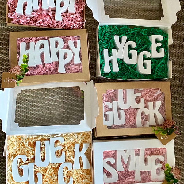 Schriftzug aus raysin , Wörter: Hygge, Home, Smile, Happy, Glück ( Glueck)