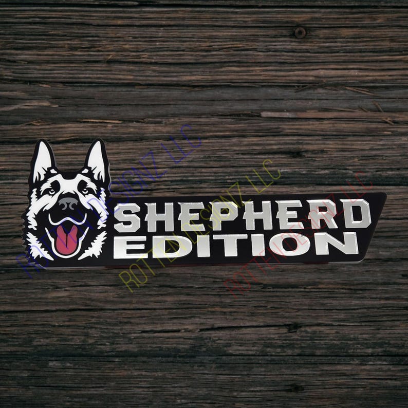 以下が含まれることがあります： ドイツシェパードの犬の頭と「SHEPHERD EDITION」の文字が書かれた黒と銀のステッカーです。