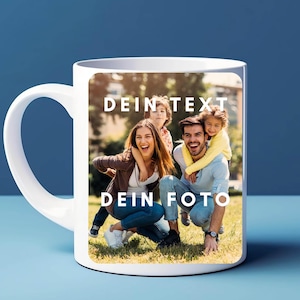 Può includere: Tazza in ceramica bianca con una foto di una famiglia di quattro persone in un parco. Il testo "DEIN TEXT" e "DEIN FOTO" è stampato sulla tazza.