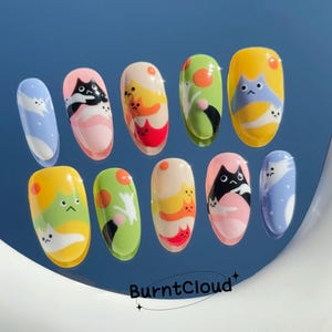 244 "Cat Hills" Kawaii Cute Kitty Mountains Cartoon pers op nagels | Op maat gemaakte handgeschilderde nagels | Doodskistnagels /Nepnagels/ Opplaknagels