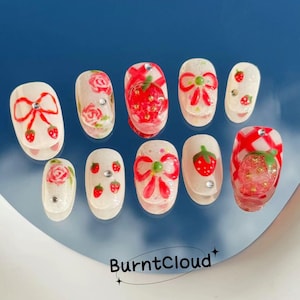Presse 234 « Strawberry Quartz » sur les ongles : kawaii, fraise 3D, noeuds, rouge, personnalisé peint à la main