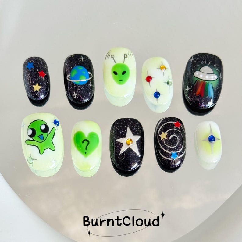 286 "Hi Alien" Süßes Alien Raumschiff Sterne schwarz weiß Press on Nails | Benutzerdefinierte handbemalte Nägel | Kurze Nägel | Künstliche Nägel | Nagel aufkleben Bild 5