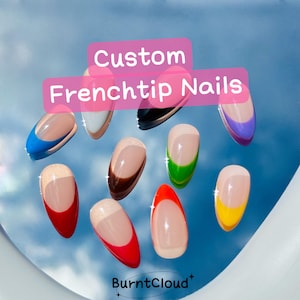 Pode incluir: Uma coleção de unhas personalizadas com ponta francesa em várias cores, incluindo azul, branco, preto, verde, vermelho e amarelo. As unhas são exibidas em um fundo azul claro. O texto "Custom Frenchtip Nails" é visível.
