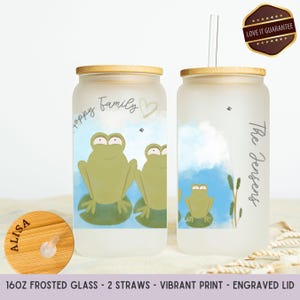 Taza de café helado personalizada con la familia de ranas, vaso de lata personalizado con tapa, regalo para amantes de las ranas, linda taza familiar de ranas, regalo familiar de Navidad