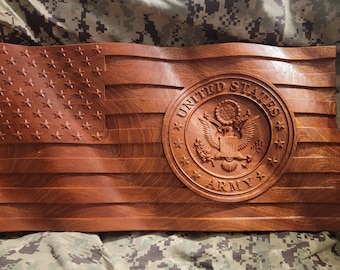 Pode incluir: Uma bandeira americana de madeira com um selo esculpido do exército dos Estados Unidos. A bandeira é de cor marrom avermelhada escura e tem uma textura ondulada.