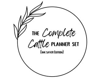 Op de afbeelding: Een zwart-wit grafisch ontwerp met de tekst "THE Complete Cattle PLANNER SET" in een cirkel, versierd met een bladerillustratie. De tekst "(INK SAVER EDITION)" staat onder de hoofdtekst.