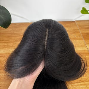 Postizo con base de seda / 9 x 13 cm, flequillo francés con 4 clips, línea de cabello natural en la frente
