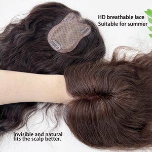 Op de afbeelding: Twee donkerbruine haartoppers met golvende texturen. Eén topper toont de onderkant met een mesh basis en metalen clips. De tekst luidt: HD breathable lace Suitable for summer en Invisible and natural fits the scalp better.