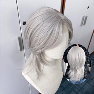 Puede incluir: Un juego de tres tazas de cerámica con un acabado moteado y mate. Las tazas son en tonos crema, gris claro y gris oscuro. Cada taza tiene un diseño simple y minimalista y un asa redondeada. Para café, té u otras bebidas.