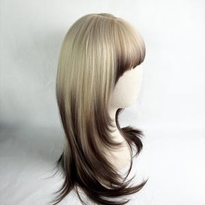 Peluca de fibra resistente al calor con efecto degradado siamés, larga, en capas, con raya al medio y flequillo cortina.