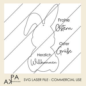 Könnte beinhalten: Eine schwarz-weiße SVG-Laserdatei mit einer Hasenkontur und diagonalen Linien im Hintergrund. Der Text enthält "Frohe Ostern", "Oster Grüße" und "Herzlich Willkommen". Die Datei ist für die kommerzielle Nutzung bestimmt.