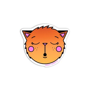 Op de afbeelding: Een sticker van een oranje cartoonkat met gesloten ogen en roze wangen. De kat heeft een zwarte omtrek en een witte achtergrond.