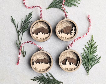 Set van vier 3D houten kerstversieringen - Mount Baker - Rainier - Adams - Helens - PNW Hiker - Washington Ornament Souvenir - Tree Deco