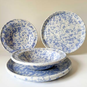 Set vintage di 4 pezzi di piatti piani e ciotole da zuppa con bordo decorato con la tecnica Morning Glory Blue Spongeware di Bennington Potters, modelli n. 1962 e n. 1961.