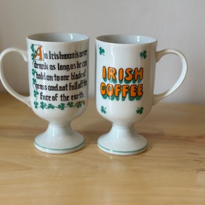 Paar Enesco Irish Coffee Podest Tassen mit irischem Gebet und Shamrocks