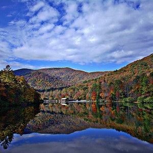 Reflexión de otoño en el Parque Estatal Vogel, Georgia