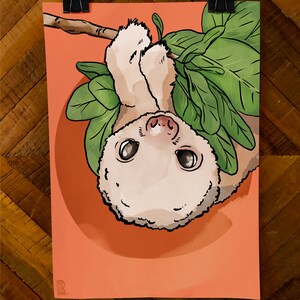 Puede incluir: Una ilustración de dibujos animados de un perezoso colgado boca abajo de una rama con hojas verdes. El perezoso tiene un pelaje marrón claro y mira directamente al espectador. El fondo es de color melocotón.