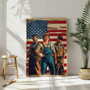 Könnte beinhalten: Drei Personen stehen vor einer amerikanischen Flagge. Sie tragen Arbeitskleidung und sehen entschlossen aus. Die Frau in der Mitte trägt eine blaue Latzhose und eine weiße Mütze. Der Mann links trägt ein braunes Hemd und eine braune Mütze. Der Mann rechts trägt ein braunes Hemd und eine braune Mütze.