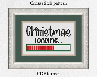 Może przedstawiać: Wzór do haftu krzyżykowego o tematyce świątecznej. Wzór zawiera tekst "Christmas Loading..." z paskiem postępu, który jest prawie pełny.