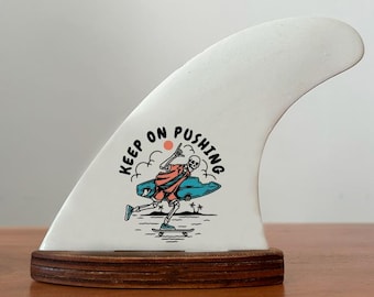 Płetwa surfingowa z nadrukiem „Keep On Pushing”