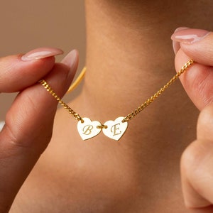 Colar de dois corações de ouro 14k, colar de casal personalizado, colar delicado de coração com letra, pingente de coração personalizado, colar inicial para ela
