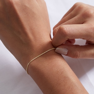 14Kゴールドカーブチェーンブレスレット、繊細なカーブブレスレット、細いキューバンリンクブレスレット、カーブリンクブレスレット、細いチェーンブレスレット、女性用ブレスレット