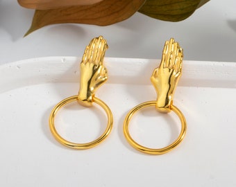 Pendientes de mano de oro de 14k, pendientes en forma de mano, pendientes de oro minimalistas, regalo perfecto para ella, pendientes en capas, pendientes apilables