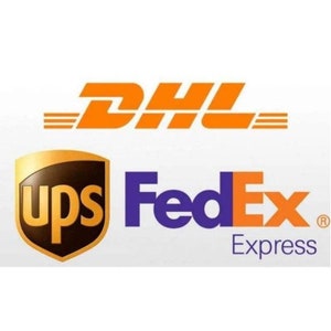 Op de afbeelding: Logo's van verzendbedrijven DHL, UPS en FedEx. DHL is oranje, UPS bruin en goud en FedEx paars en oranje. Het FedEx-logo bevat het woord "Express". Alle logo's staan op een witte achtergrond.