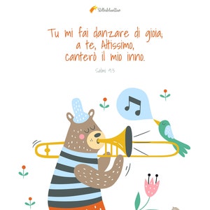 Könnte beinhalten: Ein Cartoon-Bär, der ein blau-weiß gestreiftes Hemd und eine orangefarbene Hose trägt, spielt Trompete. Der Bär ist von Blumen, Pilzen und einem Vogel umgeben. Der Text "Tu mi fai danzare di gioia, a te, Altissimo, canterò il mio inno. Salmi 9:3" steht über dem Bären.