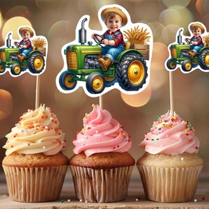 K&ouml;nnte beinhalten: Drei Cupcakes mit gr&uuml;nen, gelben und braunen Traktor-Toppern. Die Topper zeigen ein Kind, das den Traktor f&auml;hrt. Die Cupcakes sind mit bunten Streuseln verziert.