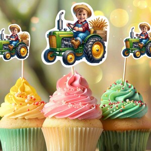 K&ouml;nnte beinhalten: Drei Cupcakes, verziert mit gr&uuml;nem, rosa und gelbem Frosting. Jeder Cupcake hat einen gr&uuml;nen, gelben und schwarzen Traktor-Topper mit einem kleinen Jungen in einem Strohhut, der den Traktor f&auml;hrt.