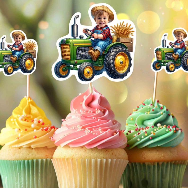 K&ouml;nnte beinhalten: Drei Cupcakes, verziert mit gr&uuml;nem, rosa und gelbem Frosting. Jeder Cupcake hat einen gr&uuml;nen, gelben und schwarzen Traktor-Topper mit einem kleinen Jungen in einem Strohhut, der den Traktor f&auml;hrt.