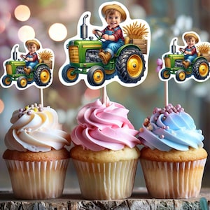 K&ouml;nnte beinhalten: Drei Cupcakes, die mit gr&uuml;nen und gelben Traktor-Toppern verziert sind, auf denen ein Kind in Latzhosen zu sehen ist. Die Cupcakes sind mit wei&szlig;er, rosa und blauer Glasur verziert.