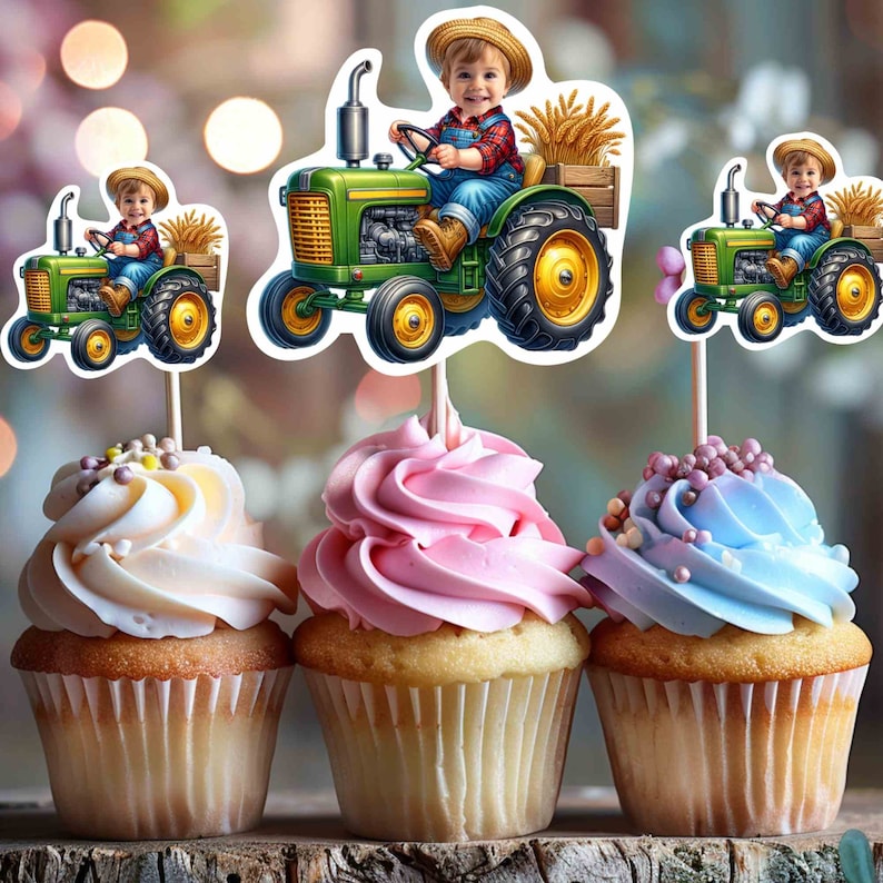 K&ouml;nnte beinhalten: Drei Cupcakes, die mit gr&uuml;nen und gelben Traktor-Toppern verziert sind, auf denen ein Kind in Latzhosen zu sehen ist. Die Cupcakes sind mit wei&szlig;er, rosa und blauer Glasur verziert.