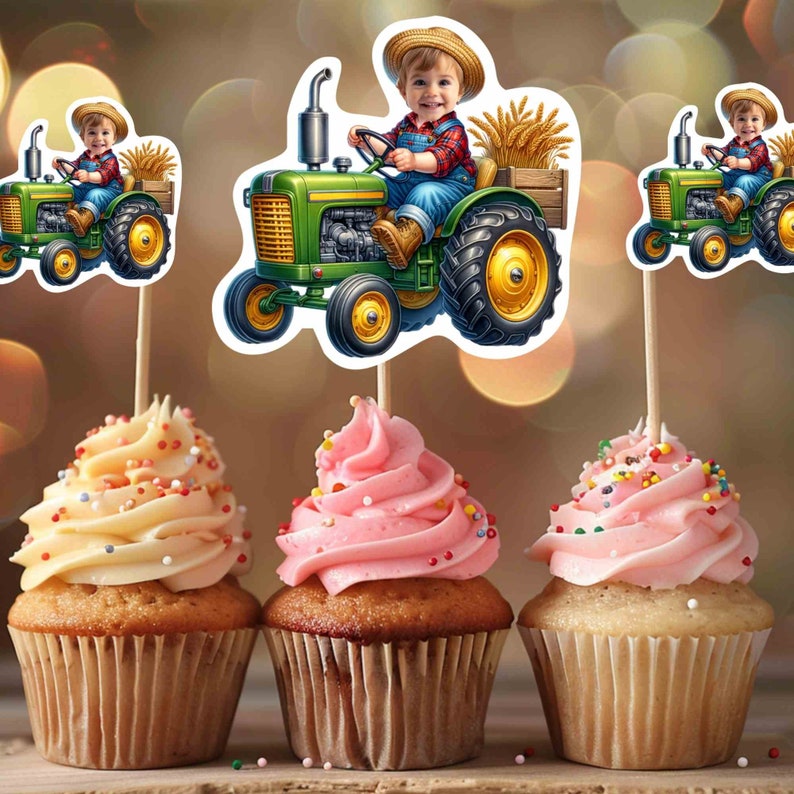 K&ouml;nnte beinhalten: Drei Cupcakes mit gr&uuml;nen, gelben und braunen Traktor-Toppern. Die Topper zeigen ein Kind, das den Traktor f&auml;hrt. Die Cupcakes sind mit bunten Streuseln verziert.