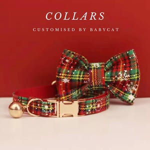 Puede incluir: Collar y pajarita rojos para mascotas con estampado de cuadros navideños. El collar tiene una hebilla dorada y una campana. La pajarita tiene forma clásica. Se ve el texto "COLLARS" y "CUSTOMISED BY BABYCAT".