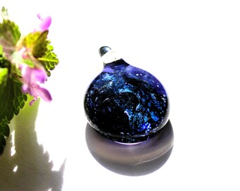 Pendentif en verre de borosilicate avec dichroïque aux reflèts bleus et violets