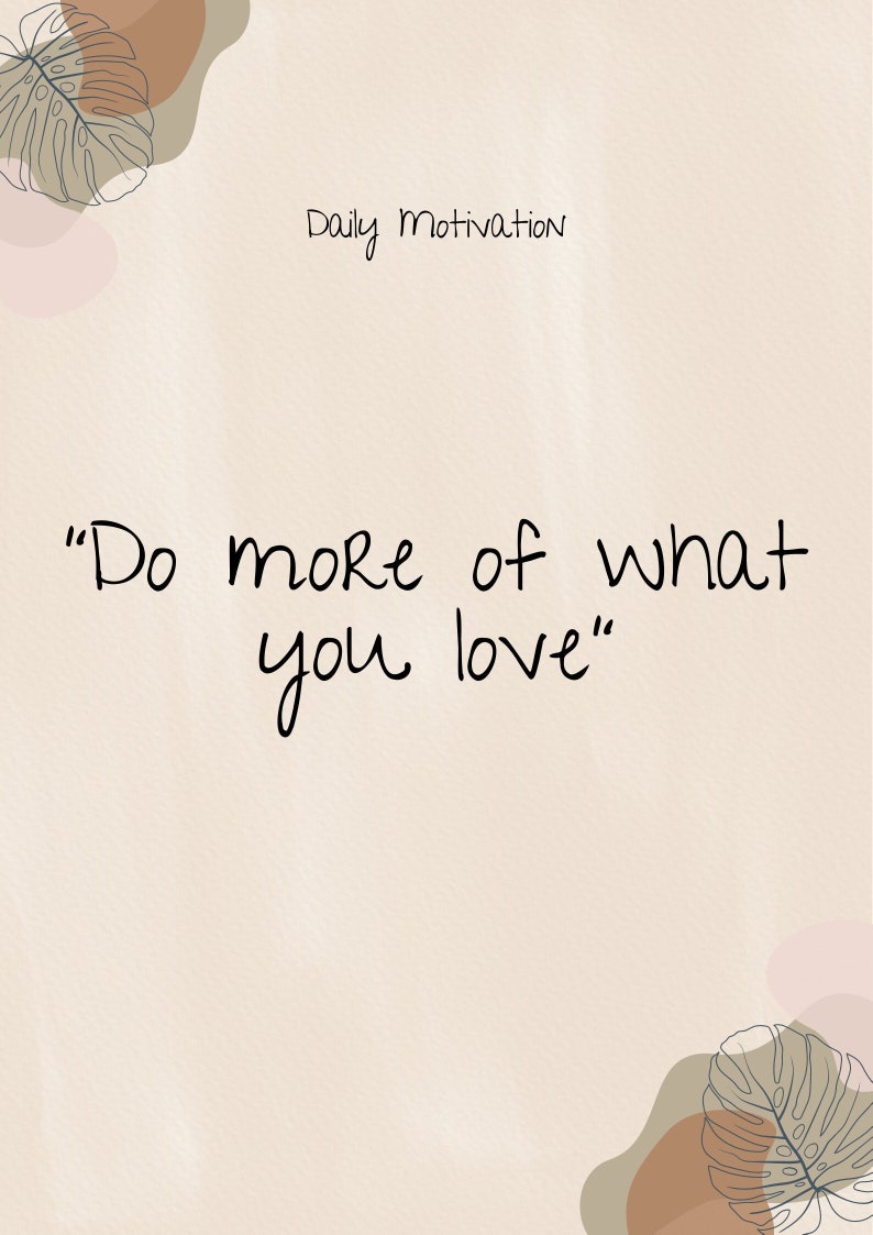 Peut inclure: Un fond beige avec le texte "Daily Motivation" et la citation "Do more of what you love" en &eacute;criture cursive noire. L'arri&egrave;re-plan a un effet aquarelle subtil et est d&eacute;cor&eacute; de formes abstraites brunes et roses et de deux dessins au trait noir de feuilles tropicales.