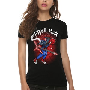 以下が含まれることがあります： ギターを弾くスパイダーマンのグラフィックがプリントされた黒いTシャツ。上には「スパイダーパンク」と「ザ・スパイダーバース」の文字が書かれている。
