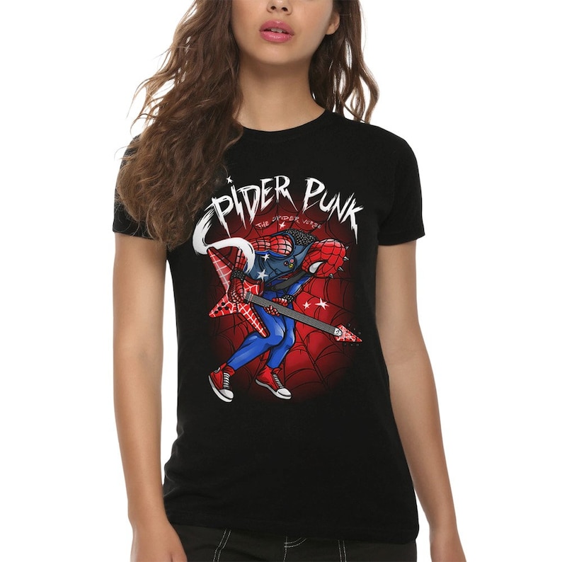 以下が含まれることがあります： ギターを弾くスパイダーマンのグラフィックがプリントされた黒いTシャツ。上には「スパイダーパンク」と「ザ・スパイダーバース」の文字が書かれている。