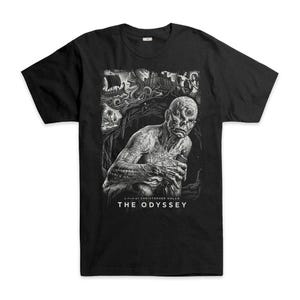Könnte beinhalten: Ein schwarzes Kurzarm-T-Shirt mit einem detaillierten weißen Grafikdruck eines Zyklopen im Vordergrund sowie Szenen mit einem Schiff, einer Burg und Figuren im Hintergrund. Der Text lautet A FILM BY CHRISTOPHER NOLAN THE ODYSSEY.