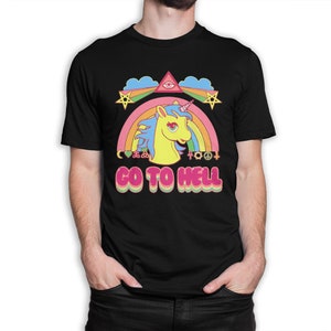以下が含まれることがあります： 虹、ユニコーン、そして「GO TO HELL」という文字が書かれた黒いTシャツ。虹には平和の象徴、ハート、三日月、五芒星、十字架が描かれています。