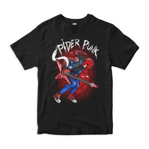 以下が含まれることがあります： ギターを弾いているスパイダーマンのグラフィックがプリントされた黒いTシャツ。Tシャツには「スパイダーパンク」と「ザ・スパイダーバース」の文字がプリントされています。