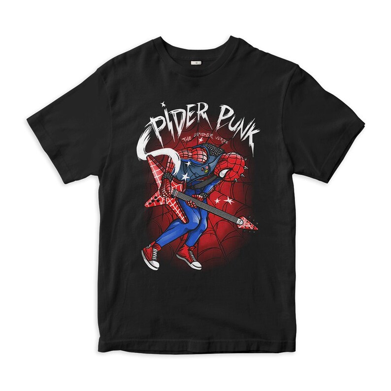 以下が含まれることがあります： ギターを弾いているスパイダーマンのグラフィックがプリントされた黒いTシャツ。Tシャツには「スパイダーパンク」と「ザ・スパイダーバース」の文字がプリントされています。
