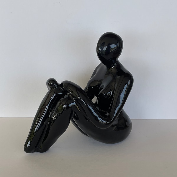 Sculpture de femme contemporaine en céramique noire brillante