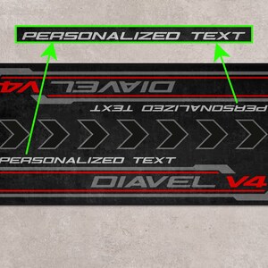 Op de afbeelding: Zwarte en grijze muismat met een rood en grijs ontwerp. De muismat heeft de tekst "PERSONALIZED TEXT" en "DIAVEL V4".