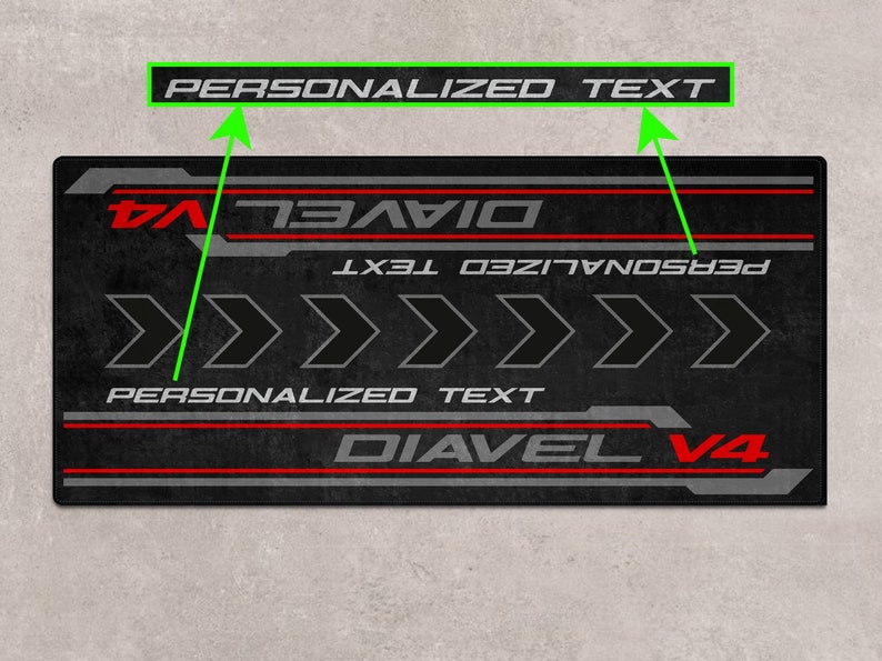 Op de afbeelding: Zwarte en grijze muismat met een rood en grijs ontwerp. De muismat heeft de tekst "PERSONALIZED TEXT" en "DIAVEL V4".