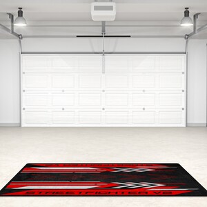 Puede incluir: Una alfombra de suelo de garaje negra y roja con detalles blancos y el texto "STREET FIGHTER V2".